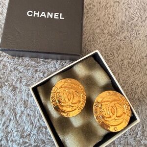 Authentic Chanel Gold Plate CC Logo Round Vintage Clip Earrings